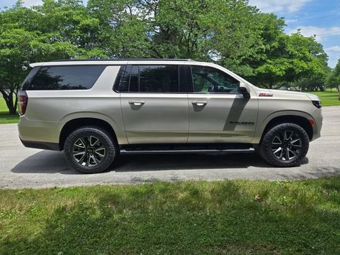Used 2023 Chevrolet Suburban Z71 w/ Luxury Package AWD/4WD image 9