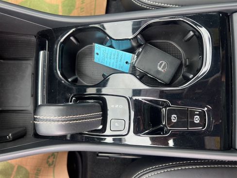 Certified 2022 Volvo XC40 T5 R-Design image 23