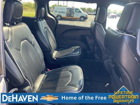 Used 2025 Chrysler Pacifica Limited FWD image 27