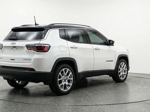 Used 2025 Jeep Compass Limited image 9