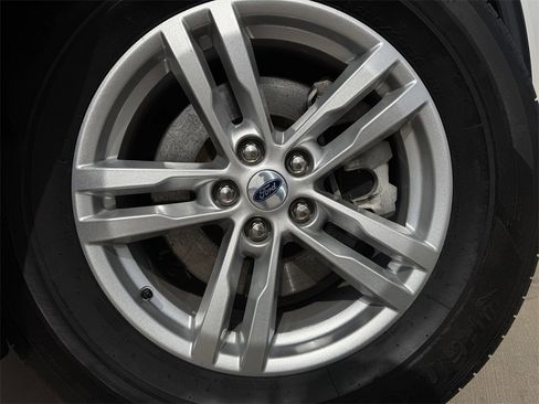 Used 2023 Ford Explorer XLT image 9