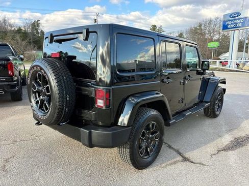 Used 2017 Jeep Wrangler Unlimited Sahara AWD/4WD image 3