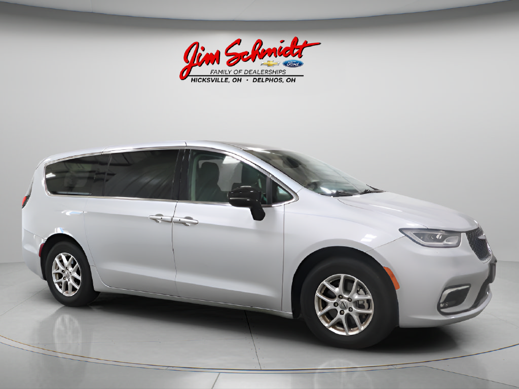 Used 2024 Chrysler Pacifica Touring-L FWD image 2