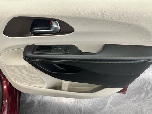 Used 2021 Chrysler Voyager Lxi FWD image 10