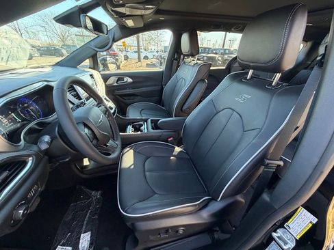 New 2026 Chrysler Pacifica Limited image 16