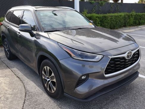 Used 2021 Toyota Highlander XLE image 6