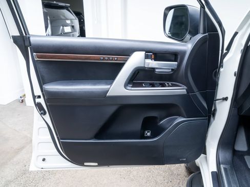 Used 2018 Toyota Land Cruiser AWD/4WD image 19