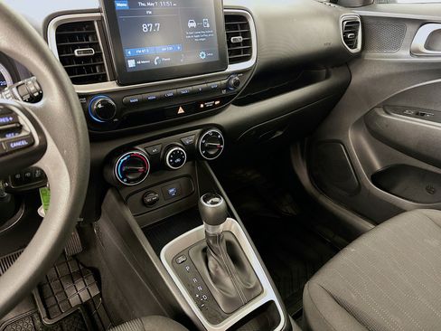 Used 2021 Hyundai Venue SE FWD image 25