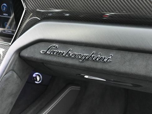 Used 2024 Lamborghini Urus Performante AWD/4WD image 36