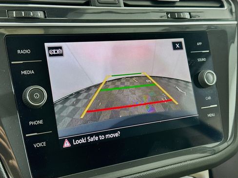 Used 2022 Volkswagen Tiguan SE w/ Panoramic Sunroof Package image 19