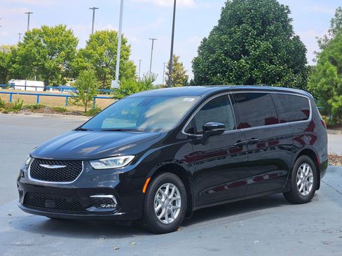 New 2026 Chrysler Pacifica Select image 3
