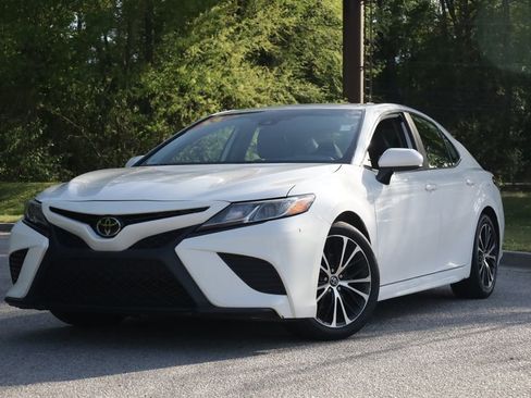 Used 2019 Toyota Camry SE FWD image 1