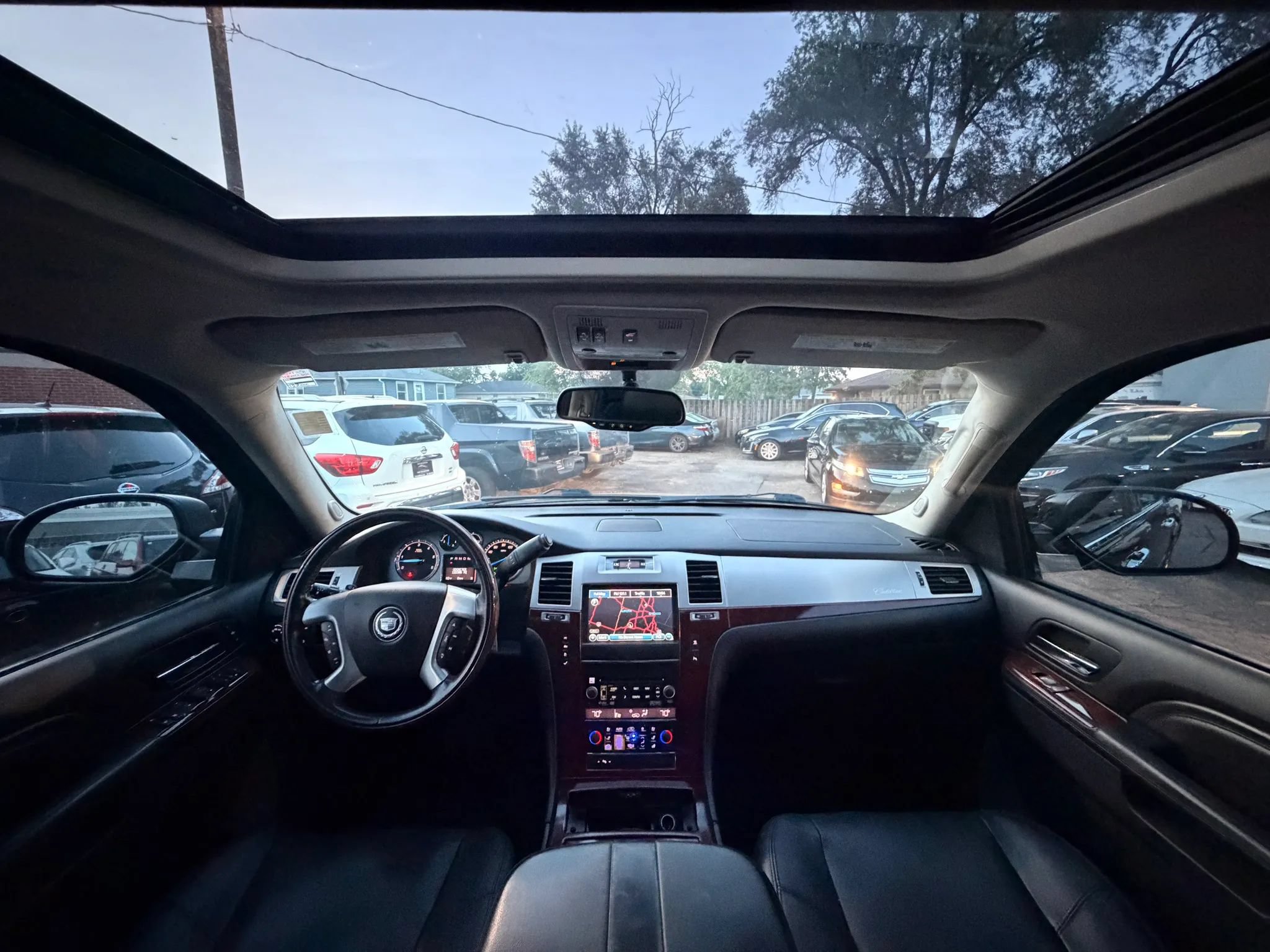 Used 2011 Cadillac Escalade ESV Luxury AWD/4WD image 2