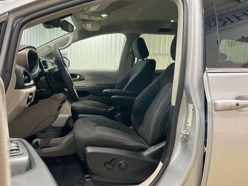 Used 2023 Chrysler Voyager LX FWD image 4