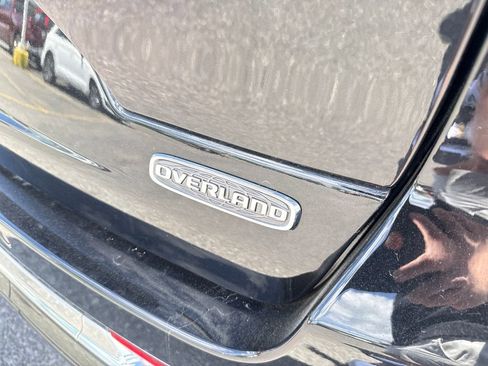 Used 2023 Jeep Grand Cherokee Overland w/ Luxury Tech Group IV AWD/4WD image 9
