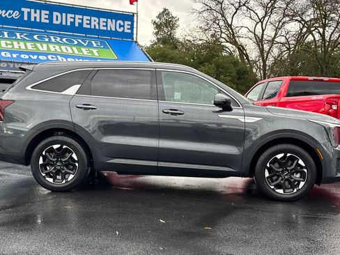 Used 2024 Kia Sorento S image 2