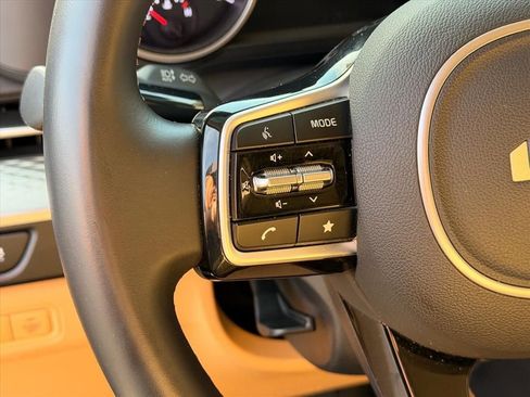 Used 2022 Kia Carnival LX image 17