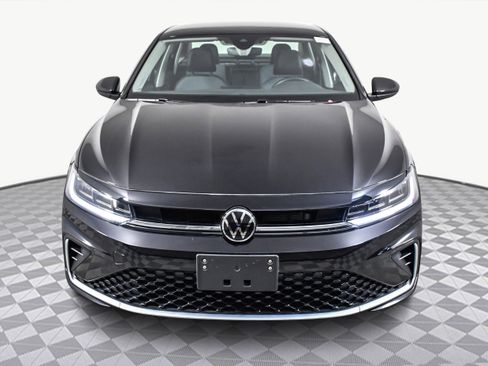 Used 2025 Volkswagen Jetta SE image 2