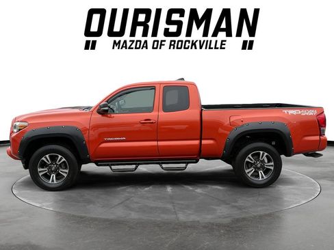 Used 2017 Toyota Tacoma TRD Sport image 3