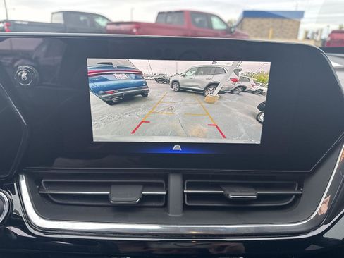 Used 2025 Chevrolet Trax RS w/ Sunroof Package FWD image 22