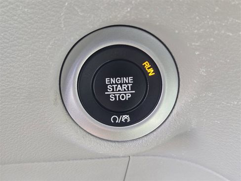 Used 2024 Chrysler Pacifica Touring-L image 19