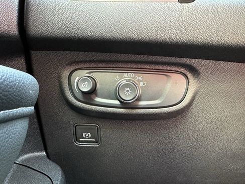 Used 2024 GMC Terrain SLE image 28