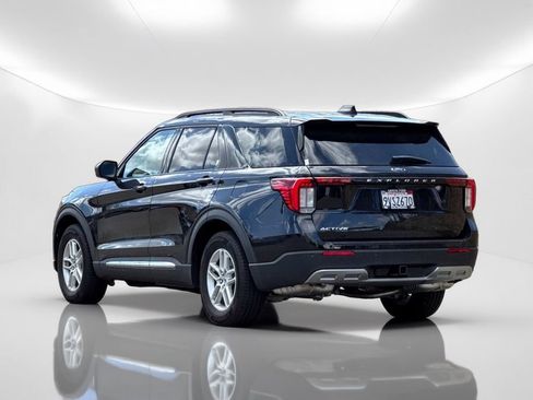 Used 2025 Ford Explorer Active w/ Active Comfort Package RWD image 3