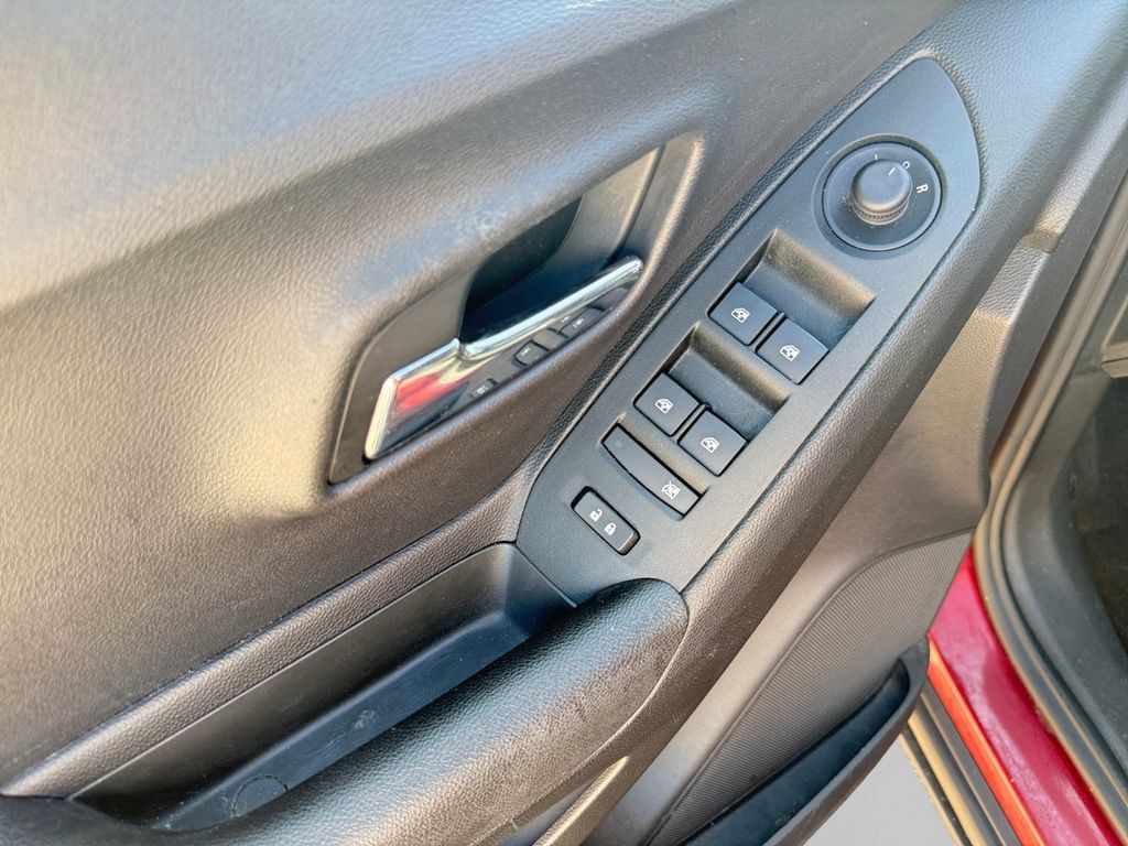 Used 2019 Chevrolet Trax LT w/ LT Convenience Package FWD image 18