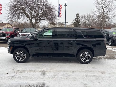Used 2025 Chevrolet Suburban Z71 w/ Comfort Package image 8