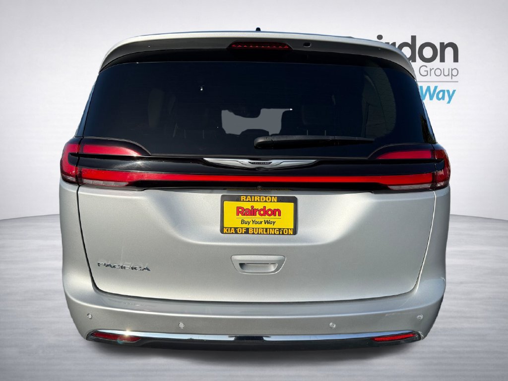 Used 2024 Chrysler Pacifica Touring-L FWD image 6