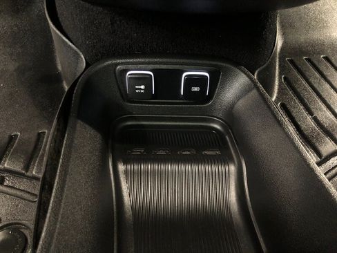Used 2018 Chrysler Pacifica Limited w/ Tire & Wheel Group FWD image 22