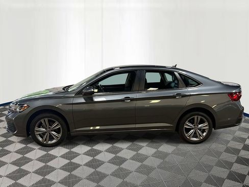 Used 2024 Volkswagen Jetta SE FWD image 2