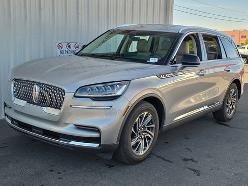 Used 2023 Lincoln Aviator Standard w/ Elements Package image 3