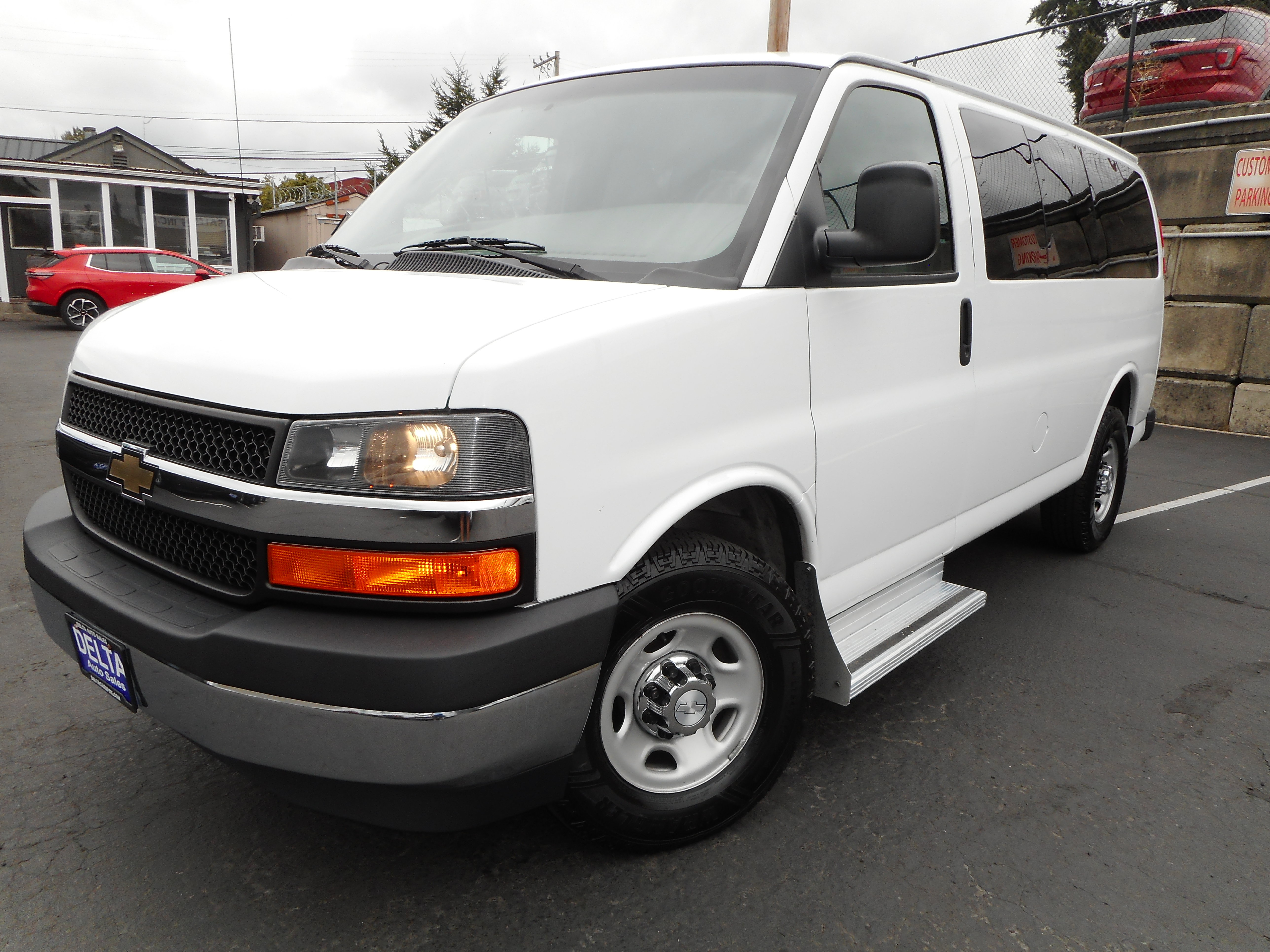 Used 2017 Chevrolet Express 3500 LT w/ LT Preferred Equipment Group RWD image 3
