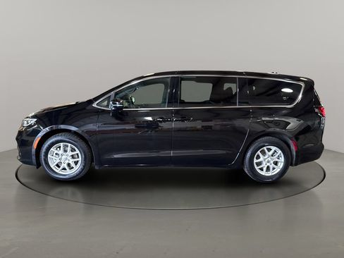 Used 2025 Chrysler Pacifica Select FWD image 4