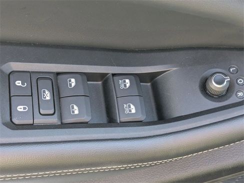 Used 2024 Jeep Grand Cherokee L Laredo image 11