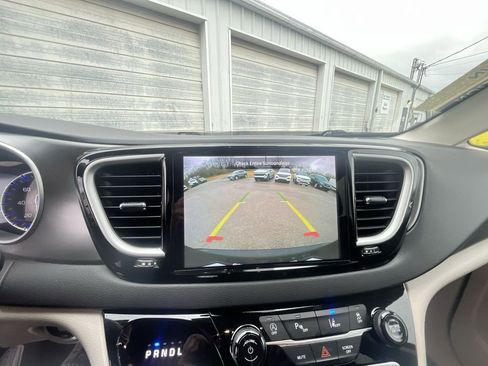 Used 2024 Chrysler Pacifica Touring-L image 9