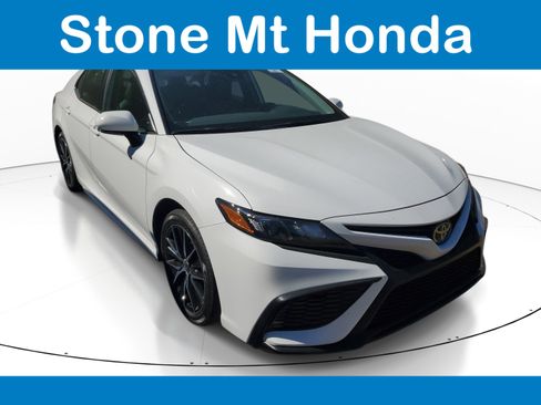 Used 2024 Toyota Camry SE image 1