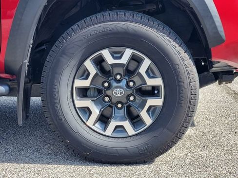 Used 2022 Toyota Tacoma TRD Off-Road AWD/4WD image 10