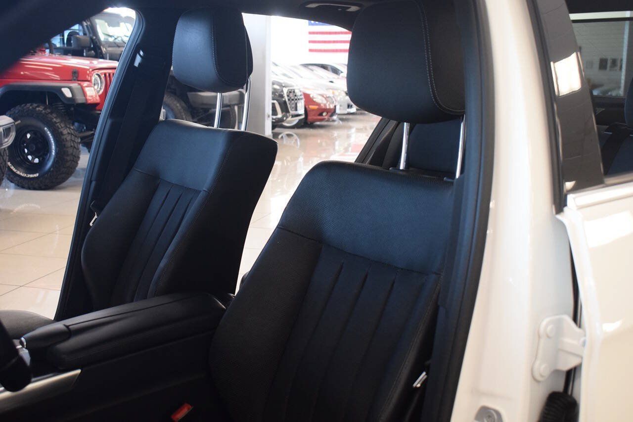 Used 2016 Mercedes-Benz E 400 Sedan image 36