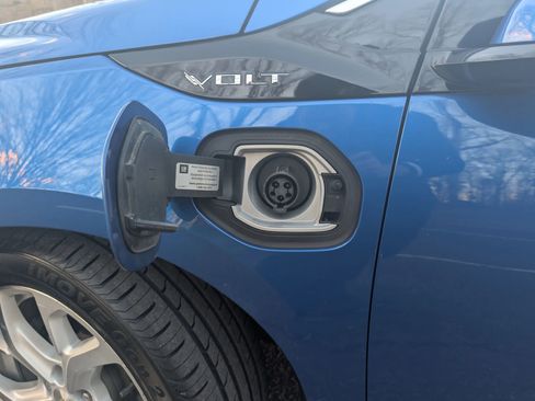 Used 2016 Chevrolet Volt Premier w/ Driver Confidence Package image 17