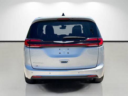 Used 2024 Chrysler Pacifica Touring-L FWD image 4