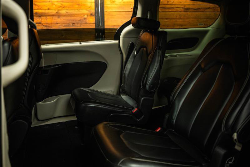Used 2023 Chrysler Pacifica Touring-L FWD image 10