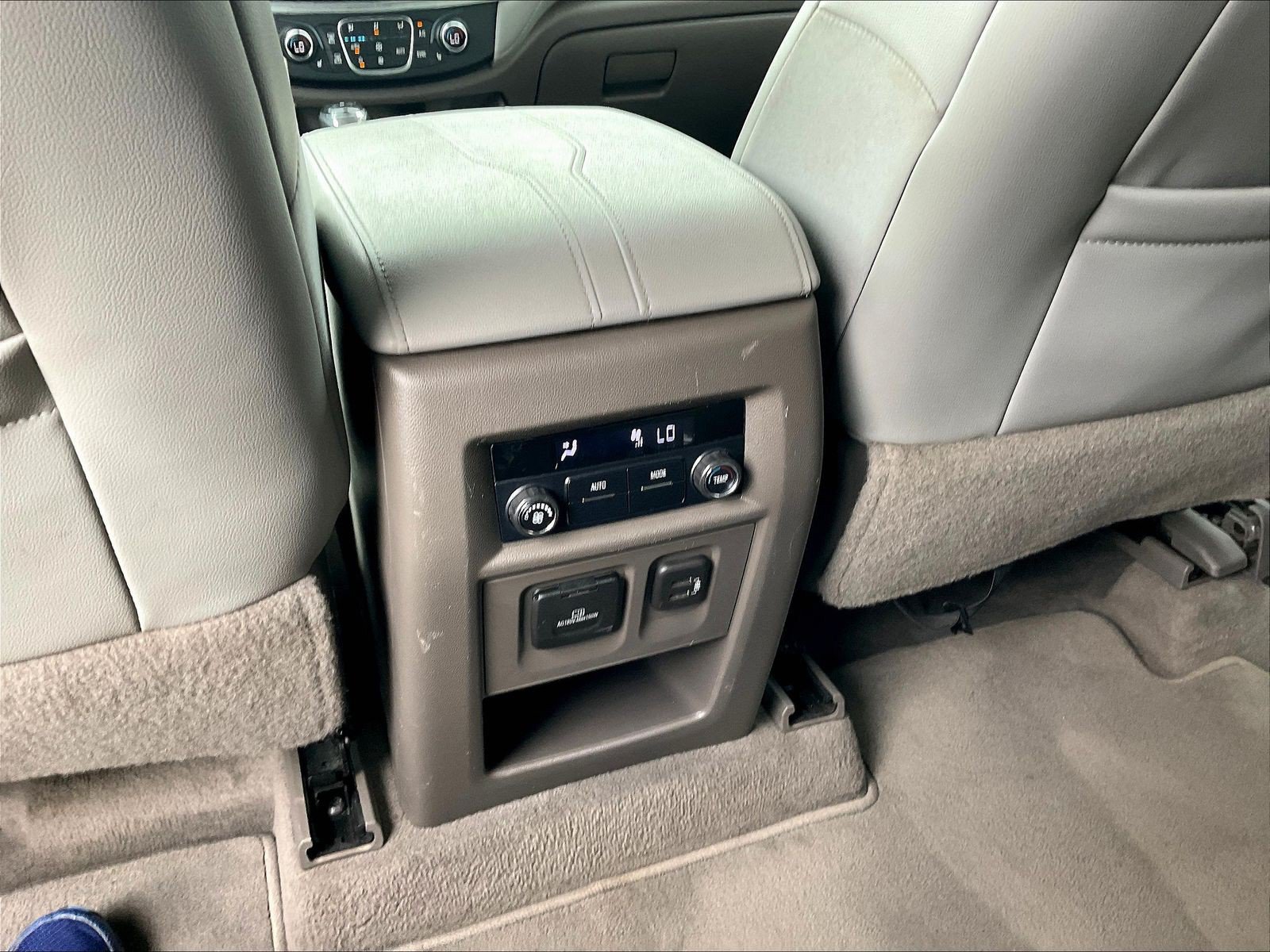 Used 2020 Chevrolet Traverse LT w/ LT Premium Package FWD image 12