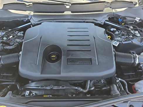 Certified 2024 Land Rover Discovery Metropolitan Edition AWD/4WD image 33