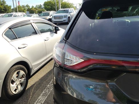 Used 2018 Ford Edge Titanium FWD image 17