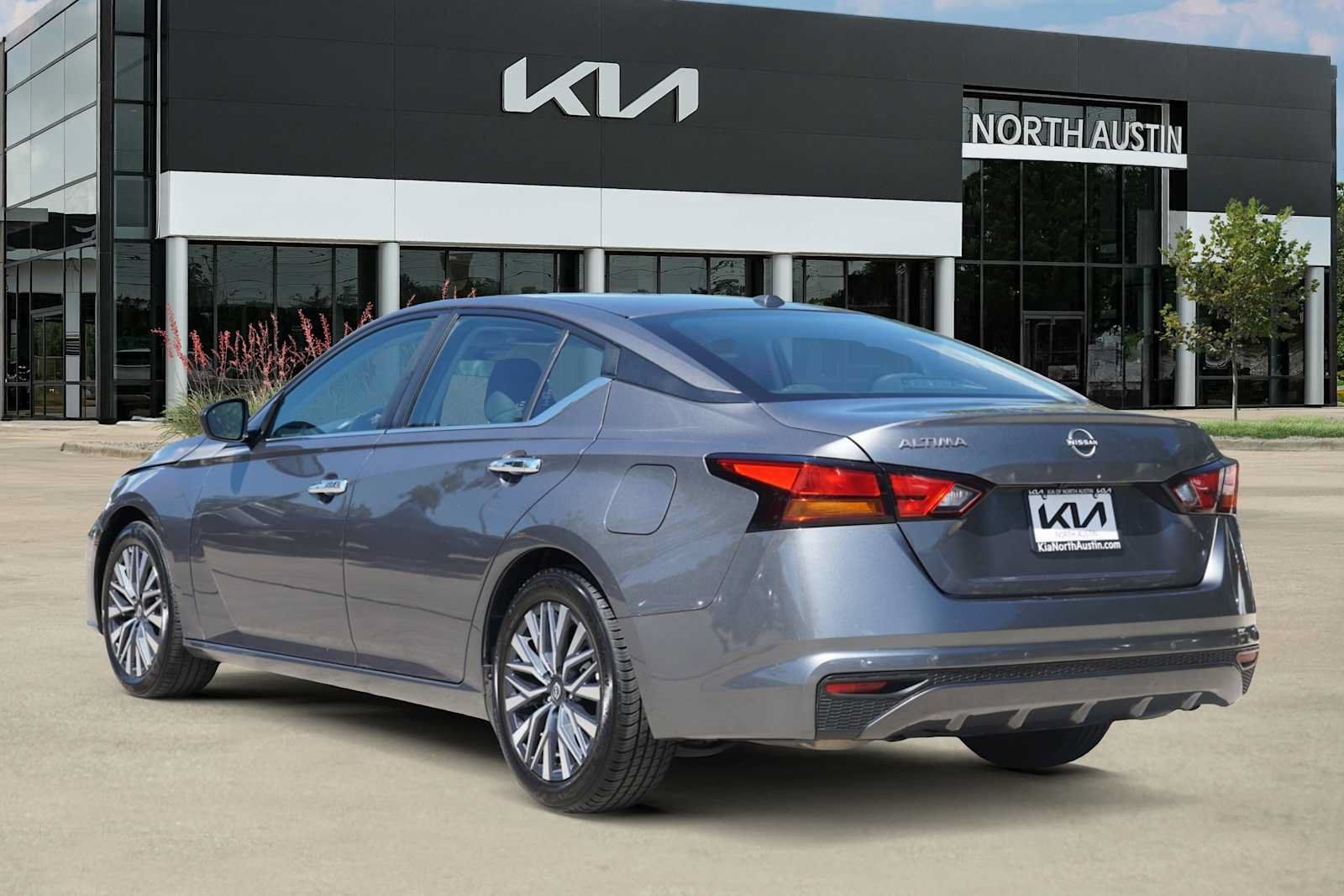 Used 2025 Nissan Altima 2.5 SV FWD image 3
