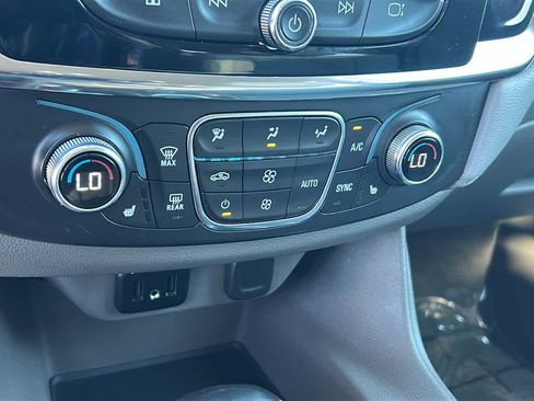 Used 2021 Chevrolet Traverse LT AWD/4WD image 14