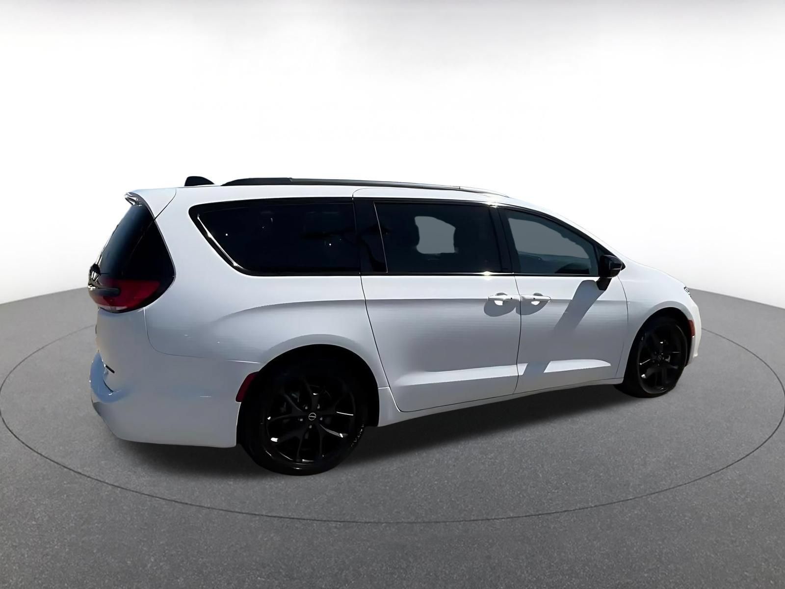 Used 2025 Chrysler Pacifica Limited FWD image 14