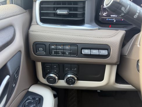 Used 2024 GMC Yukon Denali AWD/4WD image 10